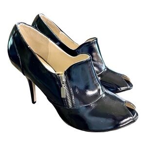 CHARLOTTE RUSSE, BLACK PATENT LEATHER HEELS. ATTRACTIVE ZIP UP CLOSURE. SIZE 8